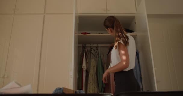Ställa Scenen För Äventyr Flicka Försiktigt Packar Kläder Och Tillhörigheter — Stockvideo