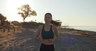 Şafakta Sağlık: Gündoğumunda aktif yaşam tarzını kucaklayan Sportif Kadın Sabah Koşusunu Güçlendirmek. Yüksek kalite 4k görüntü