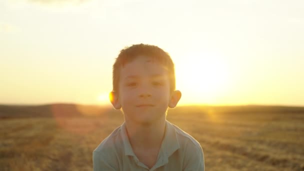 Разоблачение Невинного Ликования Энергичный Маленький Мальчик Обнимающий Оплот Фермерской Жизни — стоковое видео