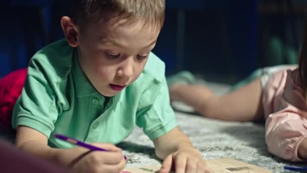 Захват Детской Магии Любопытный Мальчик Занимающийся Карандашным Рисованием Бумаге Раскрытием — стоковое видео