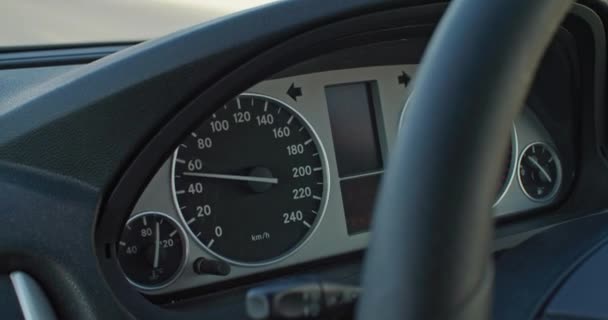 Ένα Κοντινό Πλάνο Του Ταχύμετρου Ενός Αυτοκινήτου Που Οδηγεί Στο — Αρχείο Βίντεο