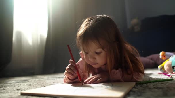 Захват Магии Детства Маленькая Девочка Занимающаяся Карандашным Рисованием Бумаге Удобно — стоковое видео