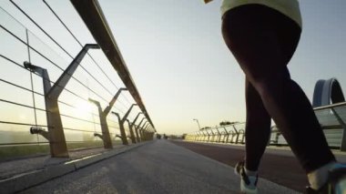 Şehirler Arasında Hayaller Peşinde: Bir Fitness 'in Güçlendirici Hikayesi Şehir Koşusu Macerasını Destekliyor. Yüksek kalite 4k görüntü