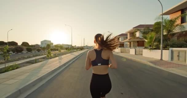 Mujer Caucásica Corriendo Calle Cerca Casa Una Hermosa Chica Deportiva — Vídeos de Stock