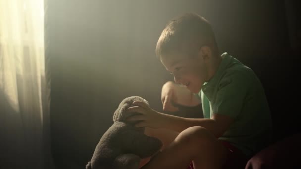 Çocuklukta Sevecen Mutluluk Anlamlı Etkileşim Gösteren Oyuncu Gençlik Sıcak Oturma — Stok video