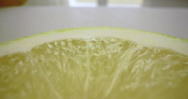 Nahaufnahme Einer Saftigen Frisch Geschnittenen Zitrone Hintergrundvideo Von Zitrusfrüchten Zum — Stockvideo