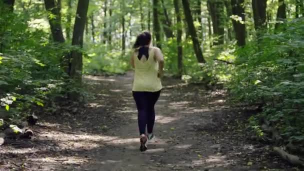 拥抱健康与健康 在迷人的森林中奔跑的超大女孩体重减轻和积极的生活方式的概念 高质量的4K镜头 — 图库视频影像