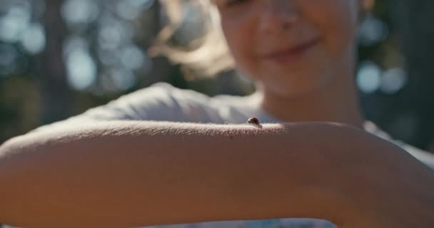 Cherishing Tiny Creatures Close Video Van Een Mooi Meisje Met — Stockvideo