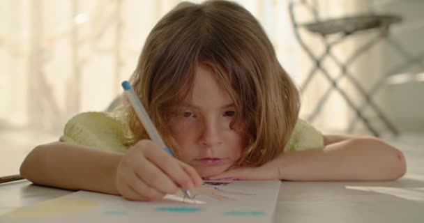 Nahaufnahme Eines Kindes Das Mit Einem Bleistift Auf Papier Zeichnet — Stockvideo