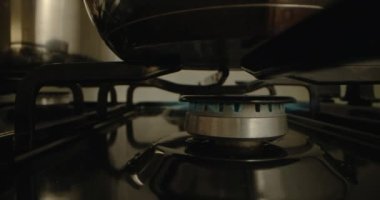 Spark 'tan Savor' a Gaz Fırını Işıklandırma ve Enfes Pişirme Ritüeli 'nin Detaylı Bakışı. Yüksek kalite 4k görüntü