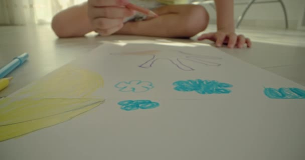 Künstlerische Erkundung Detailaufnahme Von Kinderhänden Die Sich Mit Buntstiftzeichnungen Beschäftigen — Stockvideo
