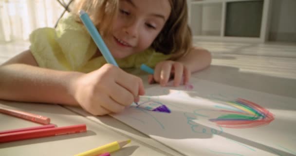 Vårda Unga Talanger Bevittna Skönheten Liten Flickas Konstnärliga Resa Genom — Stockvideo