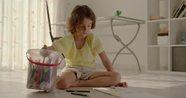 Little Hands Grand Visions Preschool Girls Artistic Flourish Llena Sala — Vídeo de stock