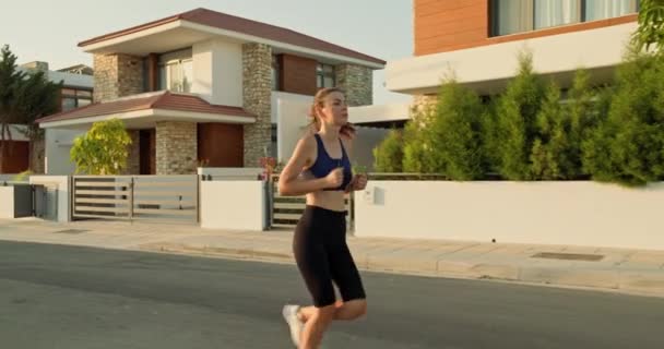 Vídeo Estilo Vida Una Mujer Caucásica Corriendo Paisaje Urbano Una — Vídeo de stock