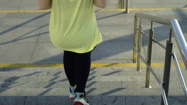 Sportowa Dziewczyna Biegnie Schodach Miejskim Krajobrazie Miejska Lokatorka Porannym Biegu — Wideo stockowe