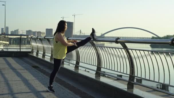 Urban Fitness Awakening Kobieta Przygotowuje Się Porannego Biegania Ożywiającym Rozgrzewką — Wideo stockowe
