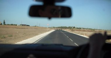 Ayrıntılı çekim: direksiyondaki kadın el, yolculuktaki kız. Yüksek kalite 4k görüntü
