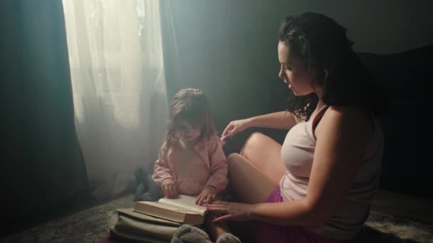 Mutter Kämmt Ihren Töchtern Hause Die Haare Mit Einem Kamm — Stockvideo