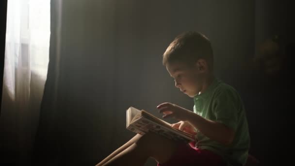 Young Explorer Boy Engages Solitary Reading Self Development Home Inglês — Vídeo de Stock