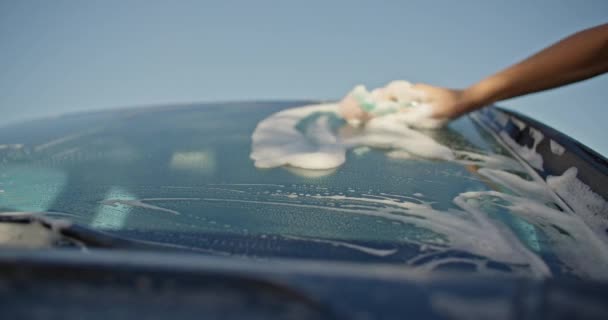Närbild Kvinna Hand Tvätta Bilen Glaset Med Skumplast Tvättlapp Tvätta — Stockvideo