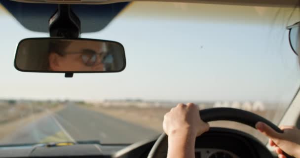 Skup Się Hand Steering Wheel Girl Driving Journey Car Wysokiej — Wideo stockowe