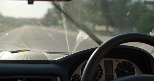 清洗汽车玻璃的特写和方向盘上的女手 这个女孩要去旅行 高质量的4K镜头 — 图库视频影像