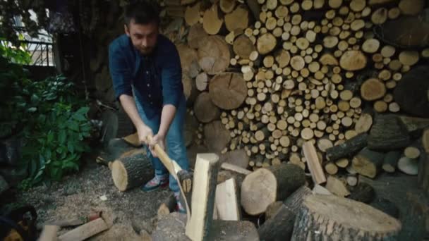 Woodsmans Wysiłek Młody Człowiek Siekanie Drewna Opałowego Kominka Ustawieniu Gospodarstwa — Wideo stockowe