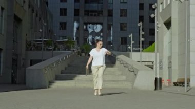 Zorlu bir iş gününden sonra ofis binasını terk eden profesyonel bir kadın eve gidip geliyor. Yüksek kalite 4k görüntü