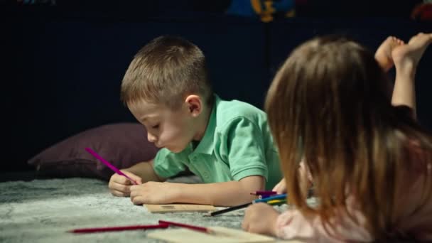 子供時代の本質を捉える 彼らがリビングルームの床に描く喜びを通して彼らの想像力を表現するように 品質の時間を共有する 高品質の4K映像 — ストック動画