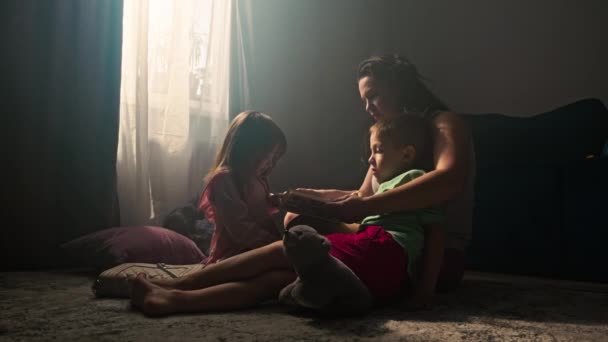 행복한 어머니는 거실에서 바닥에 그녀의 아이들을 아이들을위한 부모의 사랑의 고품질 — 비디오