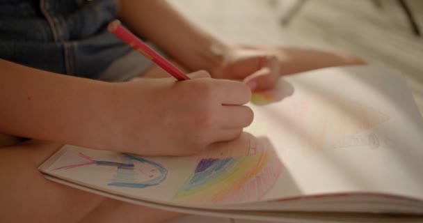 仕事の小さなアーティスト クリエイティブ描画のためのカラフルな鉛筆を使用して子供の手のクローズアップ 高品質の4K映像 — ストック動画
