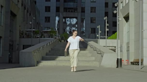 Професійна Жінка Виходить Офісної Будівлі Після Важкого Дня Роботі Командуючи — стокове відео