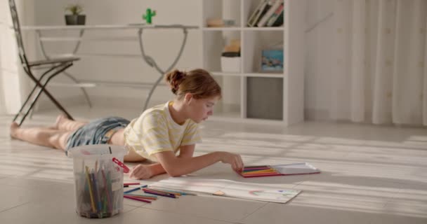 Uma Menina Pinta Quadro Com Lápis Cera Álbum Casa Chão — Vídeo de Stock
