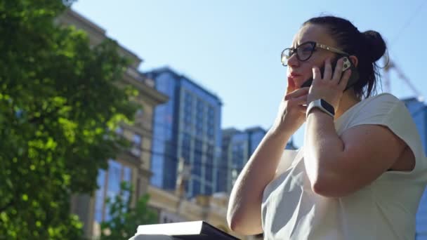 ビジネスダイナミズムを取り入れる 都市ビジネス地区のウォーキング中に会話と電話で従事する熟練したビジネスマン 高品質の4K映像 — ストック動画