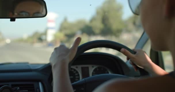 Filmagem Detalhada Womans Mão Agarrando Volante Carro Aventura Condução Imagens — Vídeo de Stock