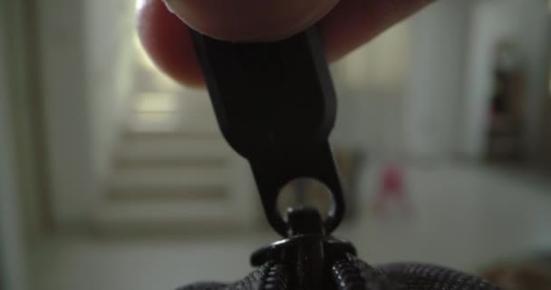 Ekstremalne Makro Wideo Suwakiem Zamykającym Odzież Męska Ręka Zamyka Torbę — Wideo stockowe