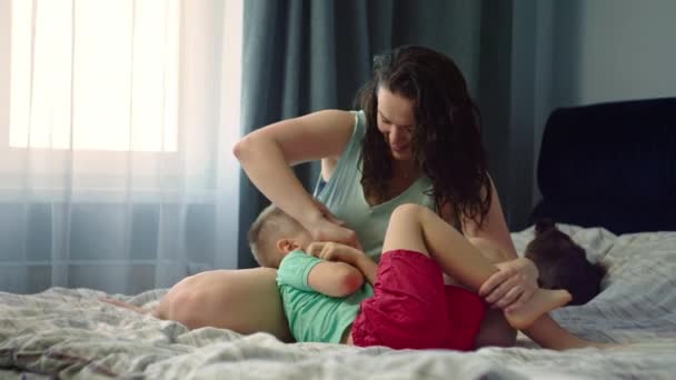 Celebrando Magia Amor Materno Interações Alegres Abraços Risos Compartilhados Entre — Vídeo de Stock