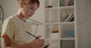 Hayalgücüne Renkli Yolculuk: Evde Açan Kalemlerle Büyüleyici Genç Kızlar Başyapıtı. Yüksek kalite 4k görüntü