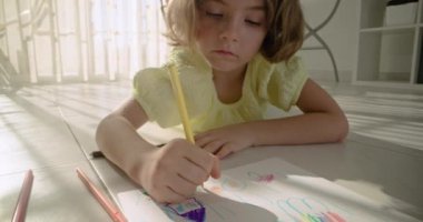Sanat Dünyası 'nı Keşfeden Bir Okul Öncesi Kız Salonda Kalemlerle Renkli Yaratıcılığı Kucaklıyor. Yüksek kalite 4k görüntü