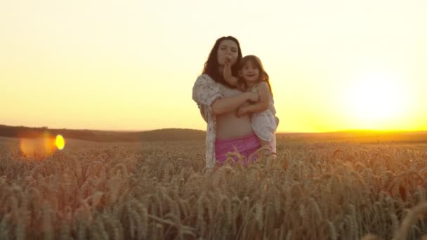 Заботливые Моменты Единения Счастливая Мать Дочь Идут Рука Руку Через — стоковое видео