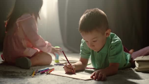 Unleashing Artistic Passion Heartening Footage Brother Sister Deeply Engrossed Drawing — Αρχείο Βίντεο