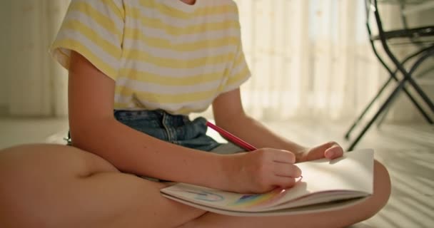 Крупный План Девушки Подростка Рисующей Альбоме Ребенок Лежит Полу Рисует — стоковое видео