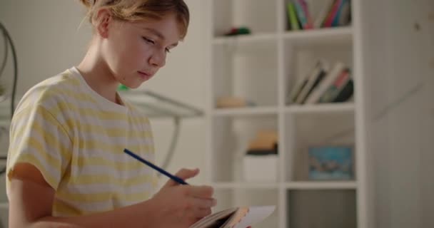 Hayalgücüne Renkli Yolculuk Evde Açan Kalemlerle Büyüleyici Genç Kızlar Başyapıtı — Stok video