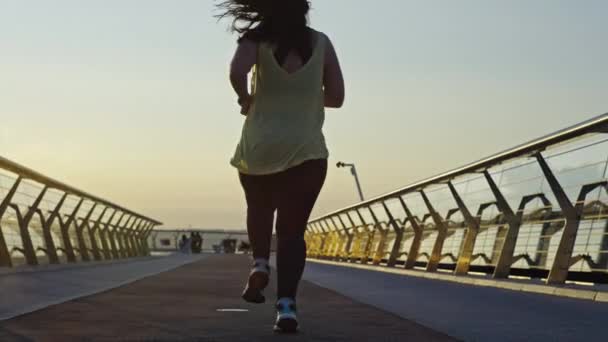 Şehir Sağlık Senfonisi Muhteşem Bir Kadının Şehir Koşusu Formunda Büyüleyici — Stok video