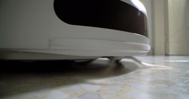 Eine Großaufnahme Eines Staubsaugerroboters Der Hause Den Boden Reinigt Smart — Stockvideo