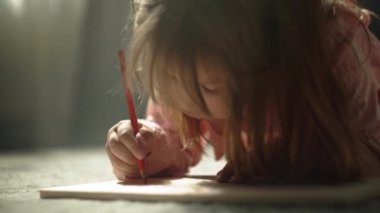 Neşeli Sanatsal Anlar: Çocuklar Oturma Odasında Macera Çiziyor. Yüksek kalite 4k görüntü
