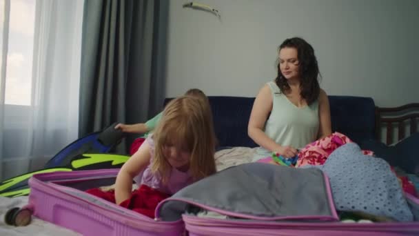 Παιδιά Βοηθούν Μητέρα Τους Ετοιμάσει Μια Βαλίτσα Για Ένα Ταξίδι — Αρχείο Βίντεο