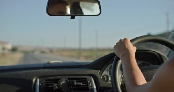 車のステアリングを扱う女性のマクロショット 道路上の自動車で旅行する若い女性 高品質の4K映像 — ストック動画