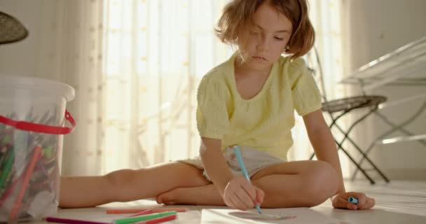 芸術表現の喜び 彼女の想像力とカラフルな鉛筆で幼稚園の少女エンチャント 高品質の4K映像 — ストック動画