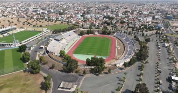 Вид Воздуха Стадион Ларнаке Кипр Футбольные Соревнования Тренировки Городском Пейзаже — стоковое видео